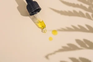 Serum dropper releasing golden oil